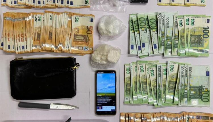 Droga a Pescara, due arresti: 43enne recidiva e 27enne con 16mila euro nascosti in un calzino.