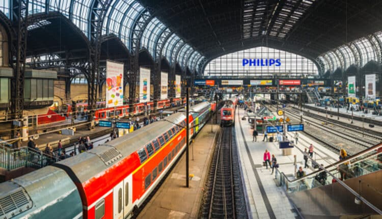 Attacco con coltello alla stazione di Amburgo: 17 feriti, 4 gravi. Arrestata una donna con disturbi psichici.