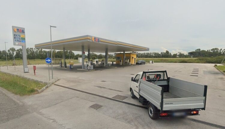 Ardea, benzinaio ucciso durante una rapina: caccia al killer in moto.