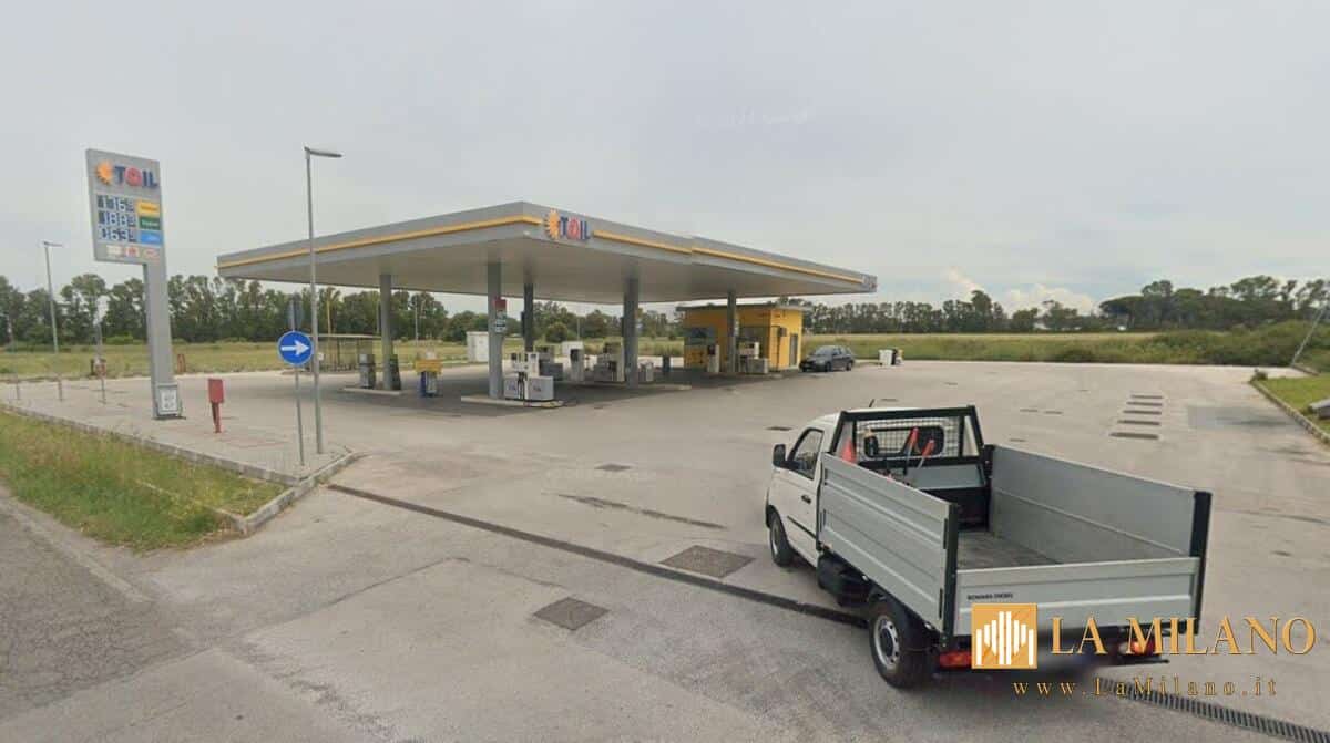 Ardea, benzinaio ucciso durante una rapina: caccia al killer in moto.