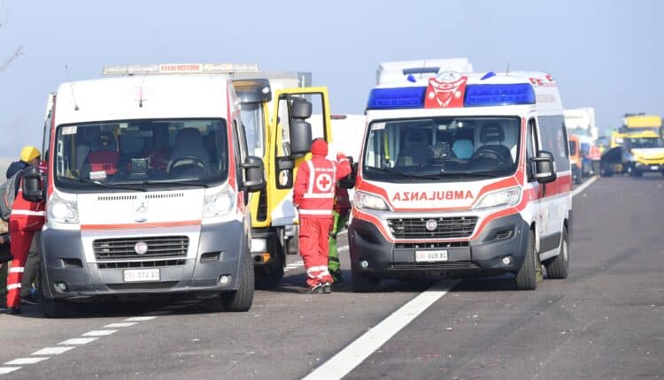 Tragedia sull’A22 del Brennero: scontro tra furgone e camion, due morti e un ferito grave.
