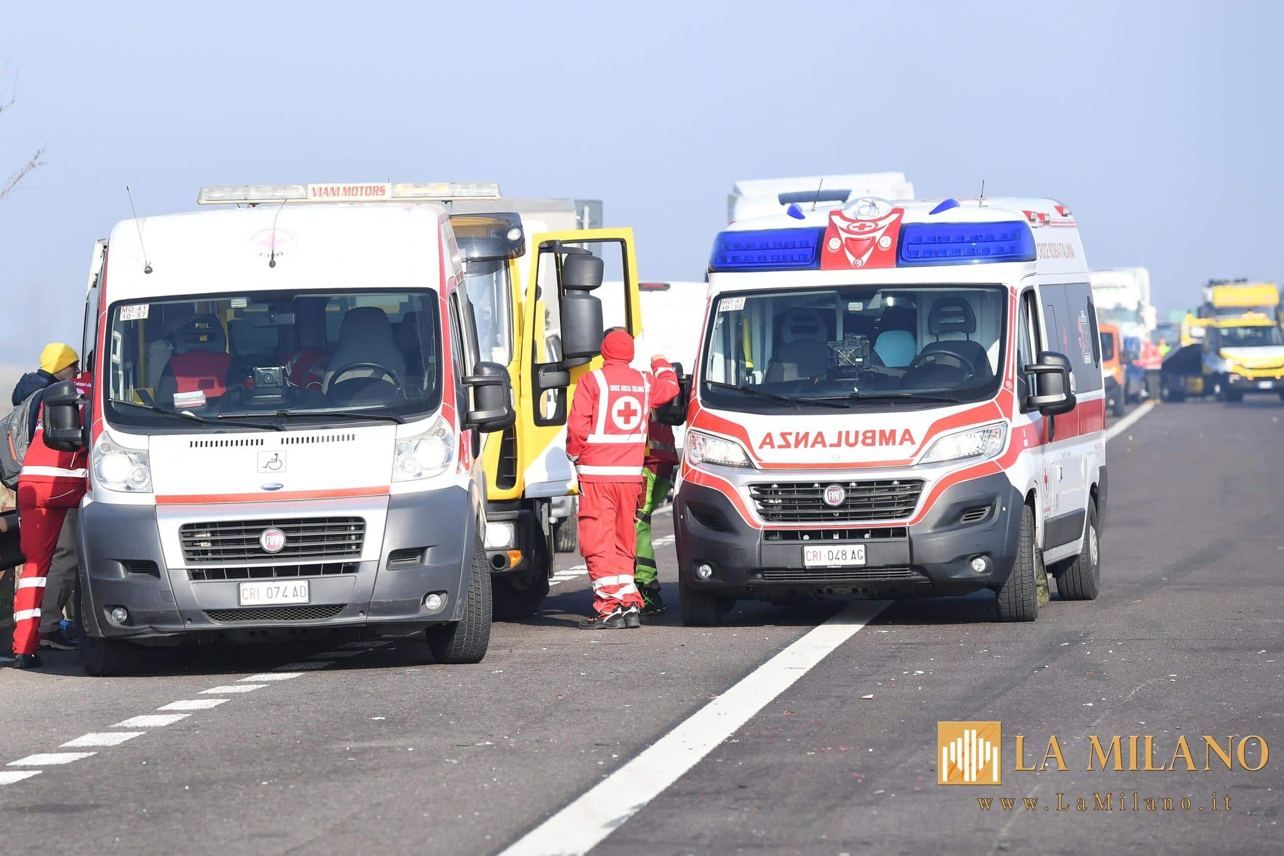 Tragedia sull’A22 del Brennero: scontro tra furgone e camion, due morti e un ferito grave.