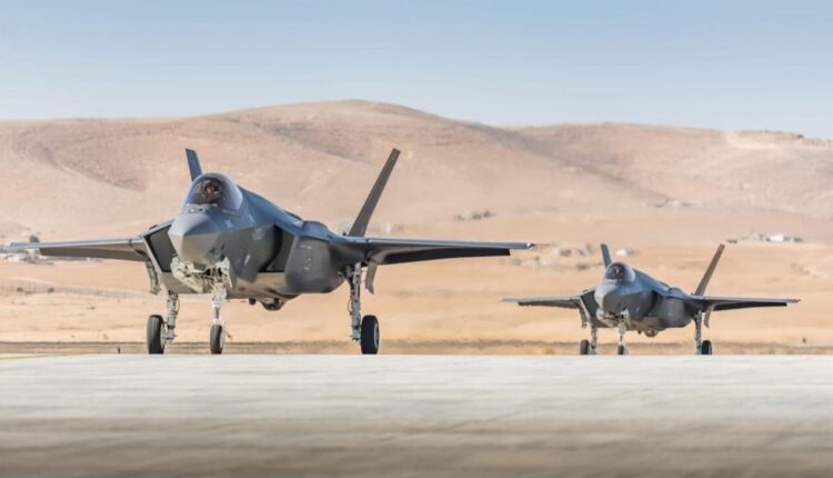 Israele e Stati Uniti bombardano lo Yemen: distrutto il porto di Hodeida, almeno due morti e 42 feriti.