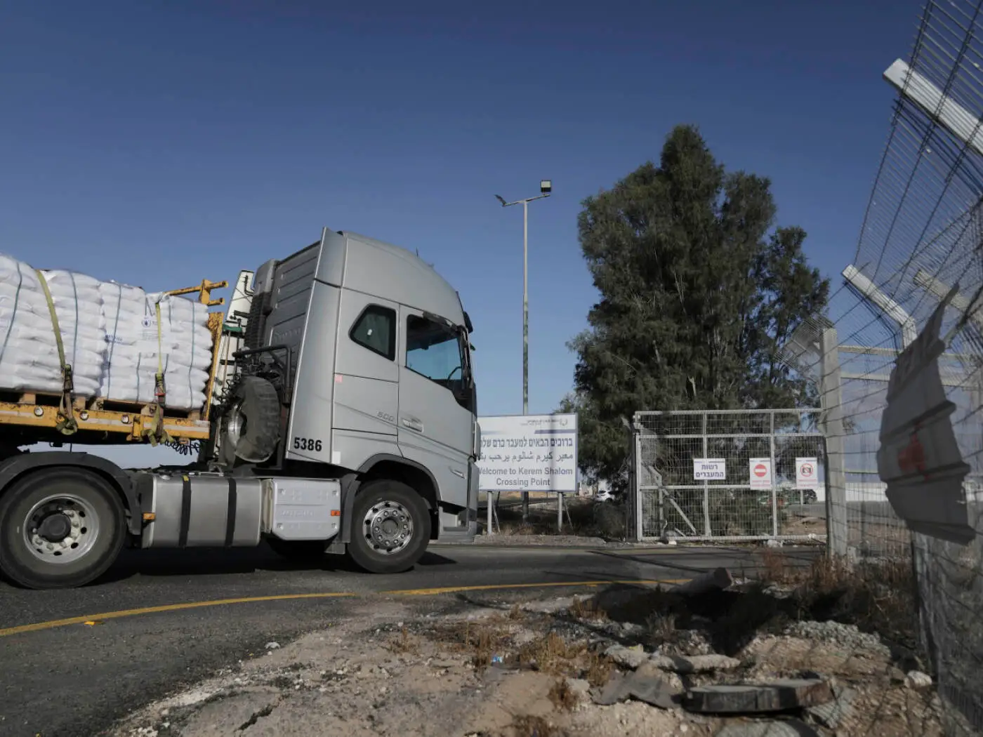 Gaza, entrano i primi camion italiani del programma “Food for Gaza”.
