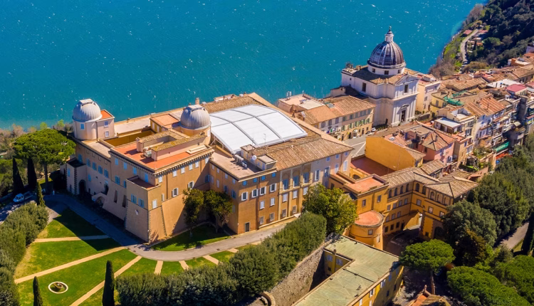 Castel Gandolfo, sorpresa e commozione per la visita di Papa Leone XIV: "È tornato il Papa".