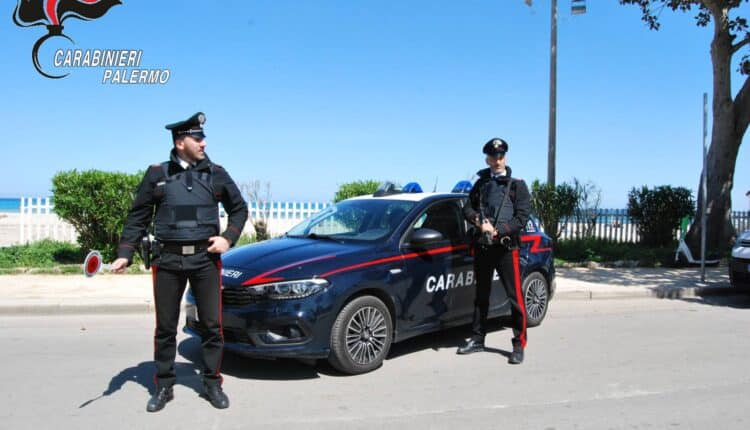 Palermo, tentano il furto di una microcar: 19enne arrestato, denunciato un minore
