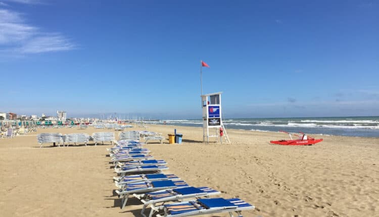 Pinarella di Cervia, tragedia in spiaggia: donna travolta e uccisa da una ruspa non autorizzata.