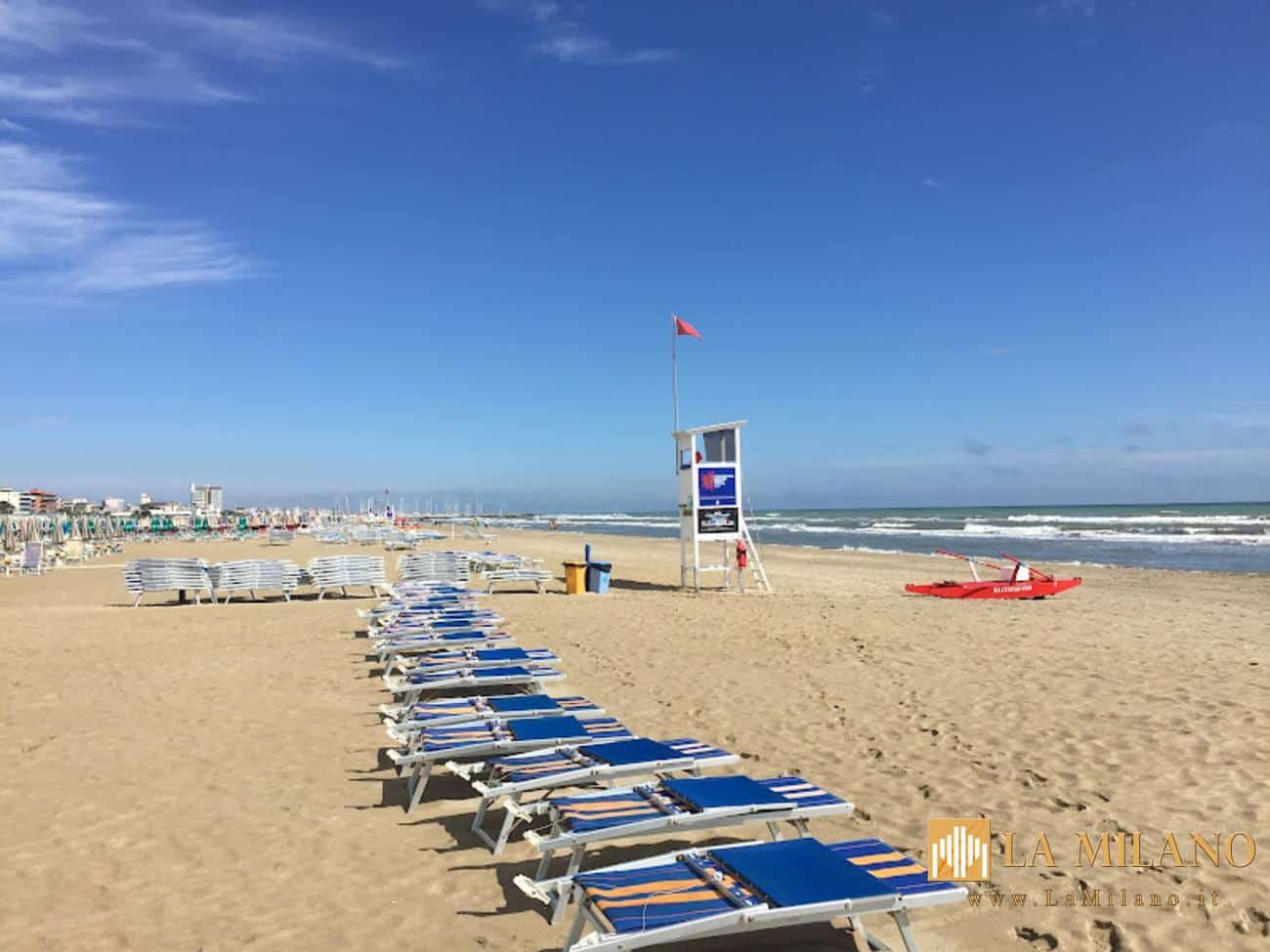 Pinarella di Cervia, tragedia in spiaggia: donna travolta e uccisa da una ruspa non autorizzata.