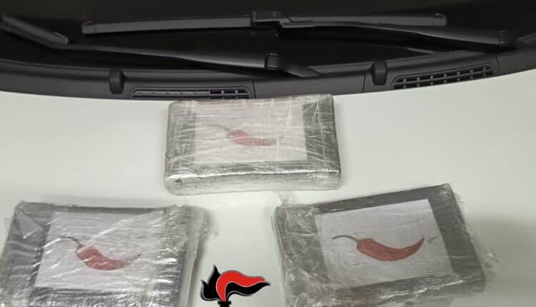 3.5 kg di cocaina nel bagagliaio: arrestati due pregiudicati calabresi a Trapani