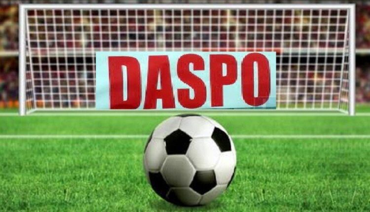 Aggredisce l’arbitro dopo l’espulsione: calciatore squalificato e colpito da DASPO