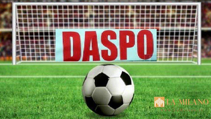 Aggredisce l’arbitro dopo l’espulsione: calciatore squalificato e colpito da DASPO