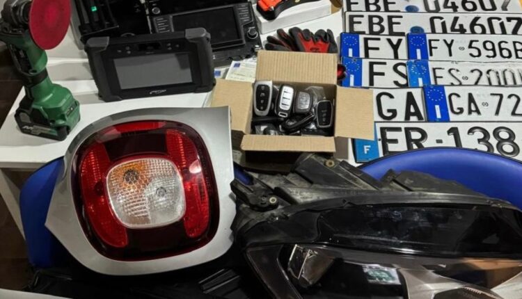 Dietro la vetreria, un laboratorio per auto rubate: blitz della Polizia a Roma