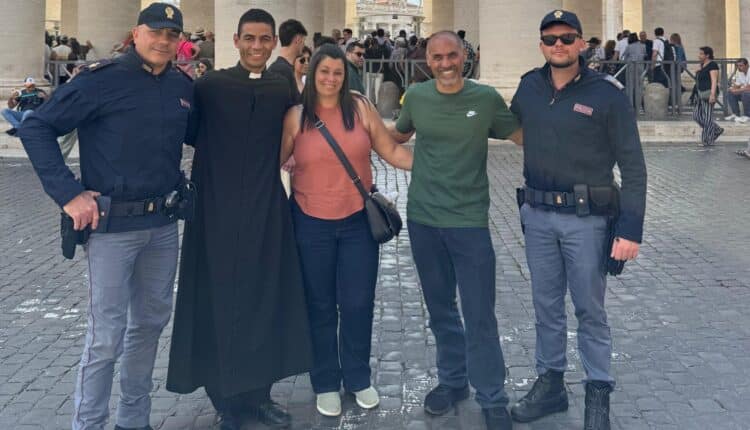 Roma, agenti in servizio riuniscono coppie disperse tra la folla