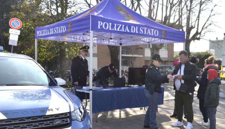 Giornata dei bambini scomparsi: stand della Polizia in piazza a Ravenna per la tutela dei più piccoli