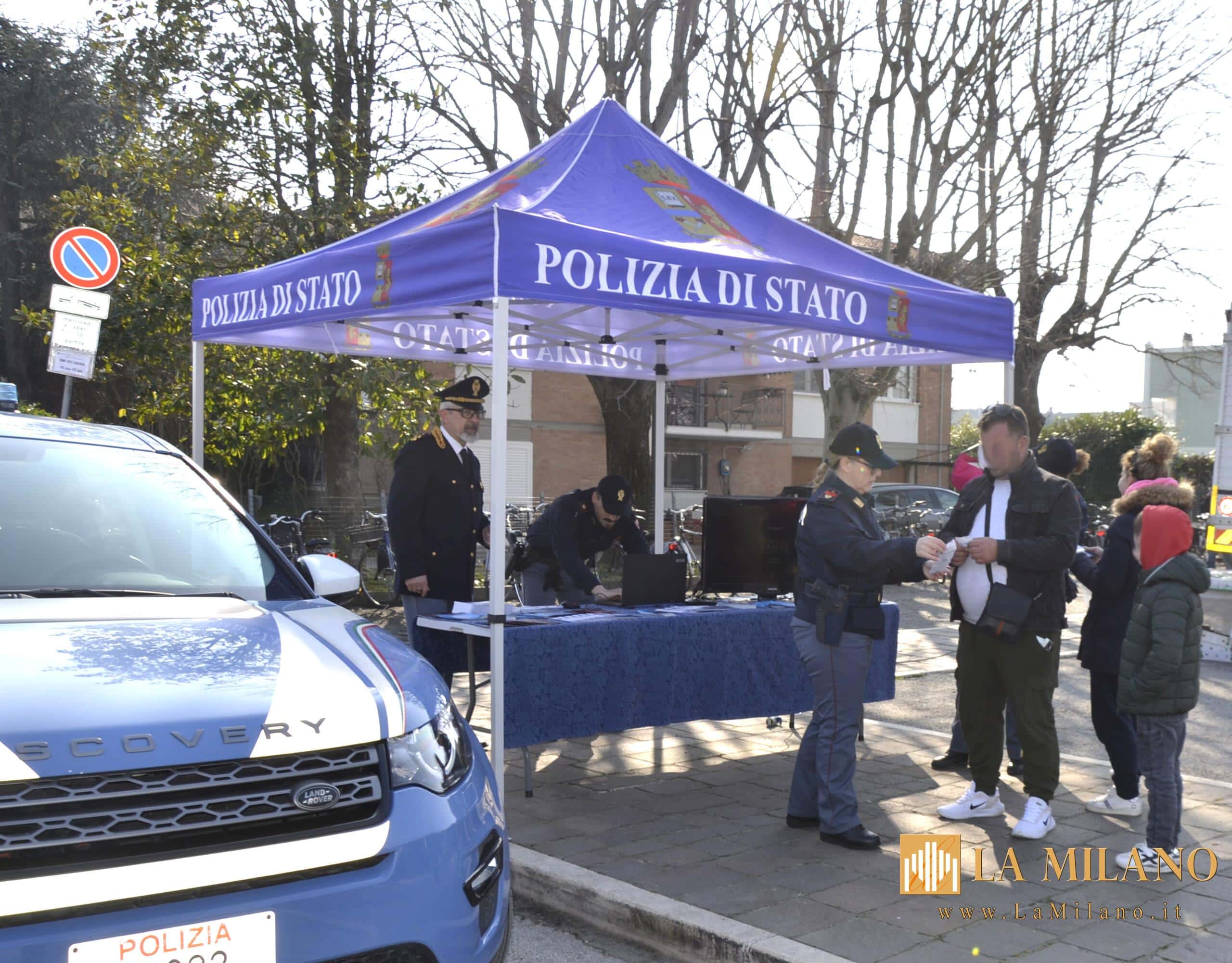 Giornata dei bambini scomparsi: stand della Polizia in piazza a Ravenna per la tutela dei più piccoli