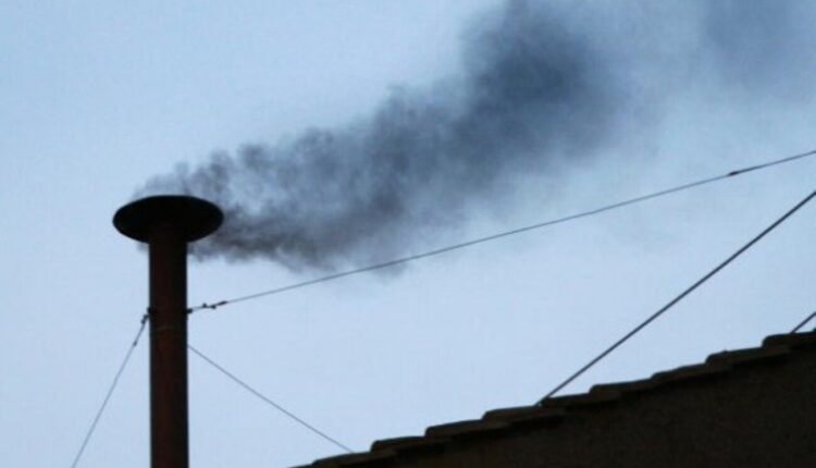 Conclave, prima fumata nera: attesa e preghiera in Piazza San Pietro. Domani nuove votazioni per il 267° Papa.
