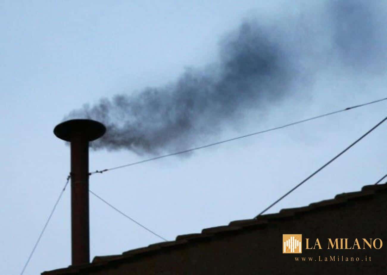 Conclave, prima fumata nera: attesa e preghiera in Piazza San Pietro. Domani nuove votazioni per il 267° Papa.