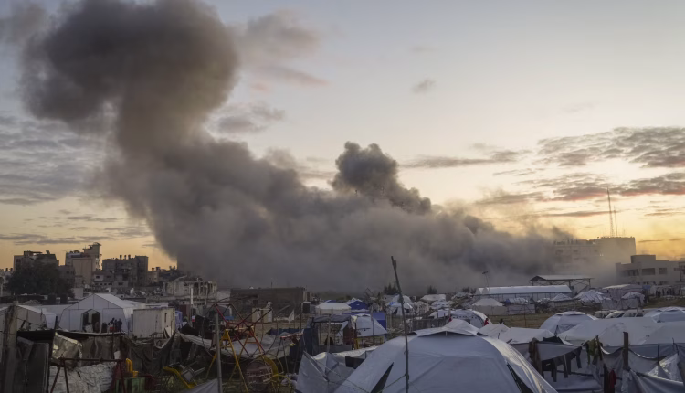 Gaza, raid israeliano su una scuola: almeno 36 morti tra sfollati, donne e bambini.