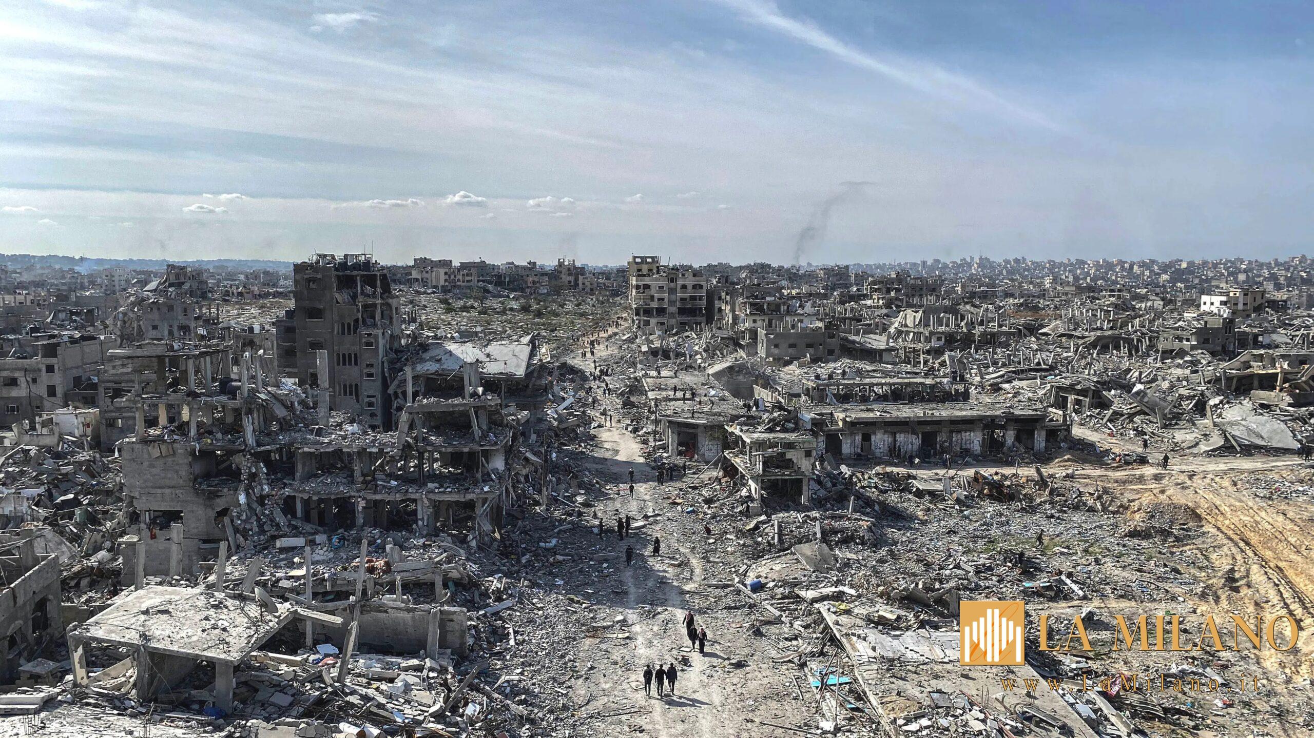 Gaza: 120 morti in 24 ore sotto i bombardamenti israeliani. Strage continua tra fame, bombe e diplomazia al palo.