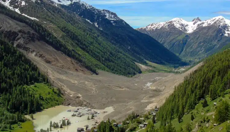 Svizzera, il ghiacciaio Birch crolla e cancella Blatten: un villaggio sepolto da 9 milioni di tonnellate di detriti.