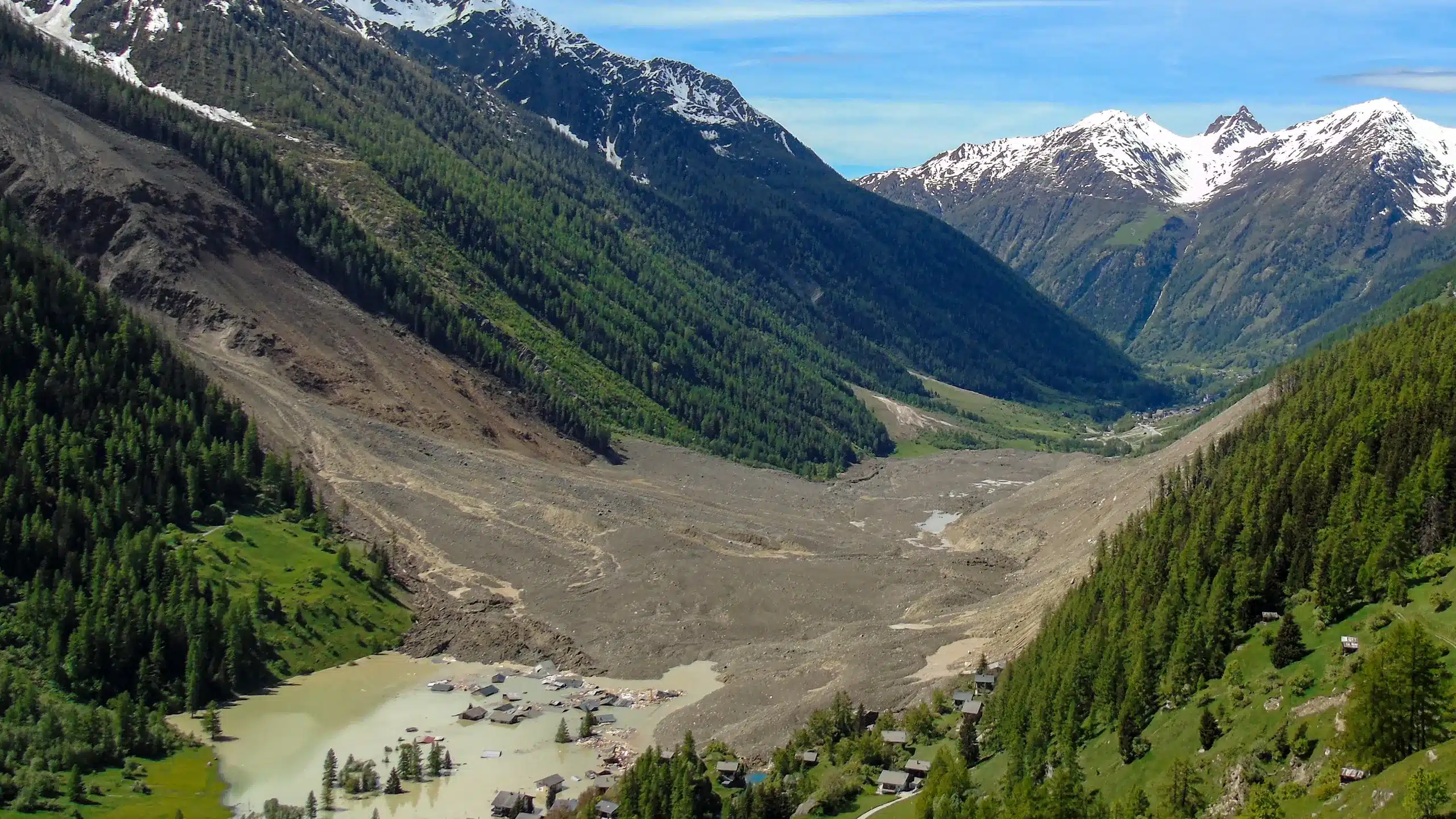 Svizzera, il ghiacciaio Birch crolla e cancella Blatten: un villaggio sepolto da 9 milioni di tonnellate di detriti.
