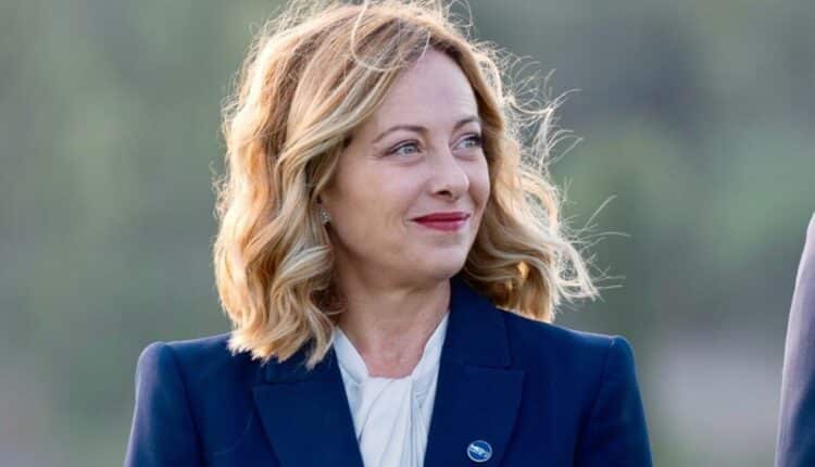 Ucraina, Mosca rilancia i negoziati: Meloni riunisce i “volenterosi”, Trump attacca Zelensky.