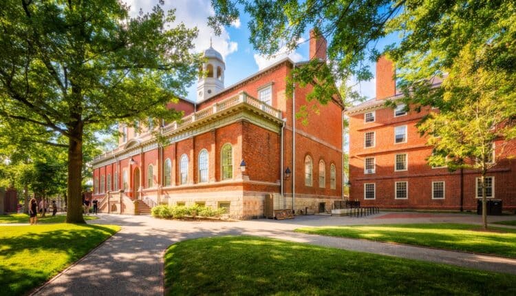 Trump rilancia la crociata contro Harvard: minaccia altri 3 miliardi di tagli ai fondi federali.