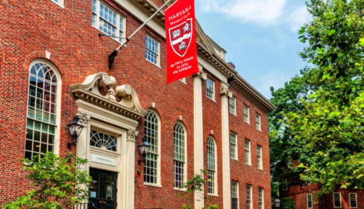 Trump vieta gli studenti stranieri ad Harvard: "Ambiente pro-terrorismo e collusione con la Cina".