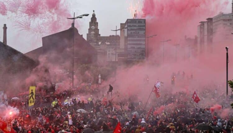 Terrore a Liverpool: auto sulla folla durante la parata dei Reds, 27 feriti di cui 4 bambini.