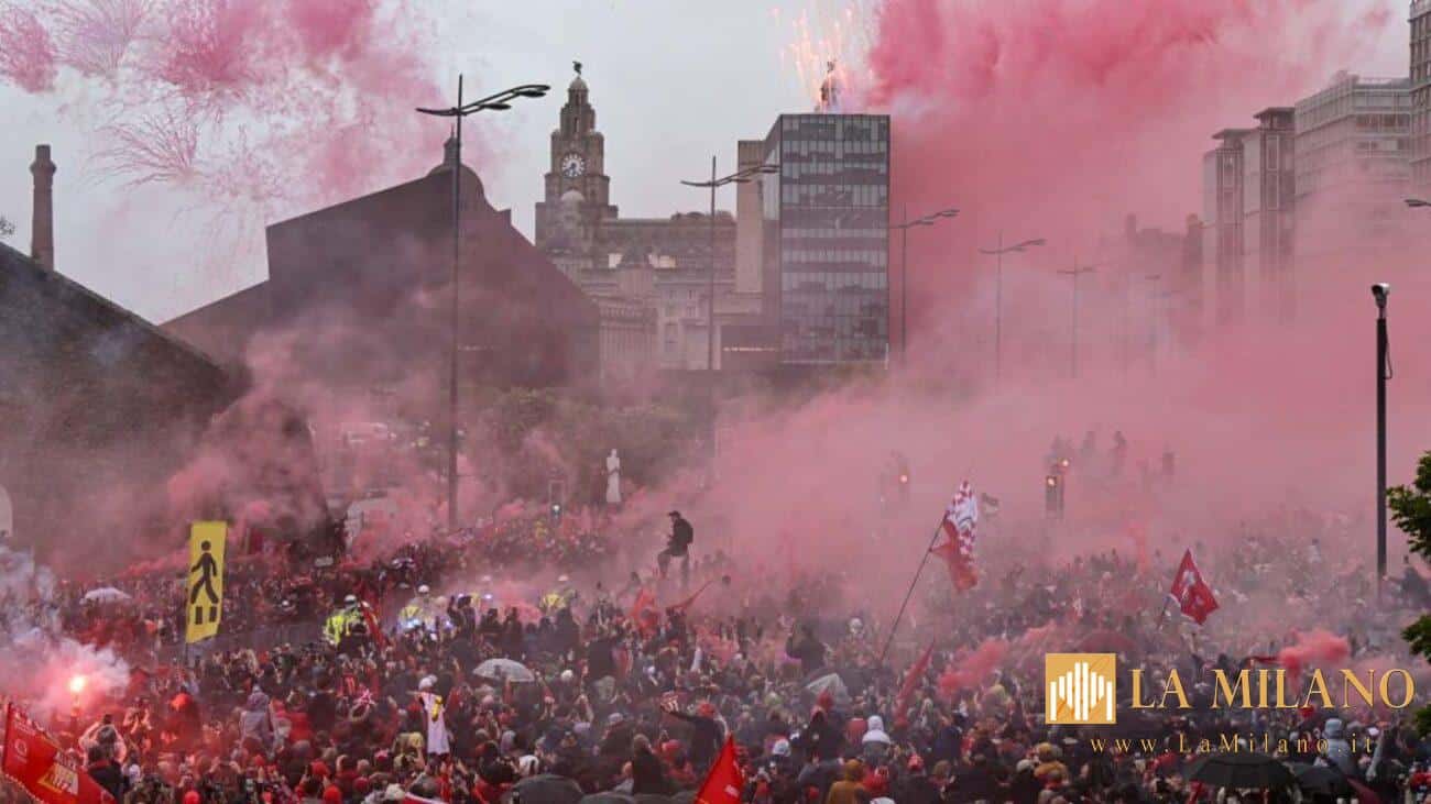 Terrore a Liverpool: auto sulla folla durante la parata dei Reds, 27 feriti di cui 4 bambini.