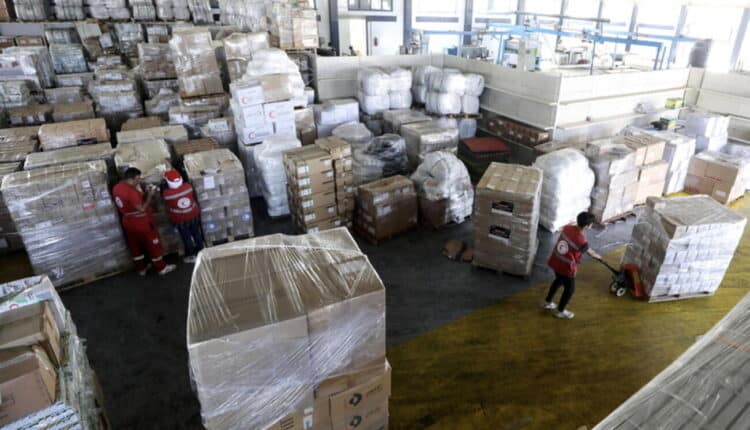 Gaza nel caos: folla assalta centro aiuti a Rafah, Israele accusa l’ONU di inazione.