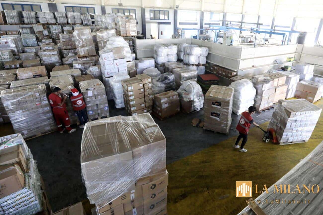 Gaza nel caos: folla assalta centro aiuti a Rafah, Israele accusa l’ONU di inazione.