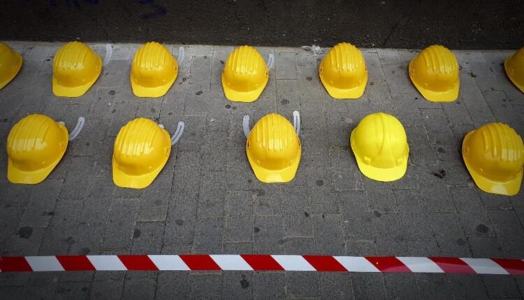 Strage sul lavoro, tre operai morti in un giorno: macchinari, cadute e scosse fatali.