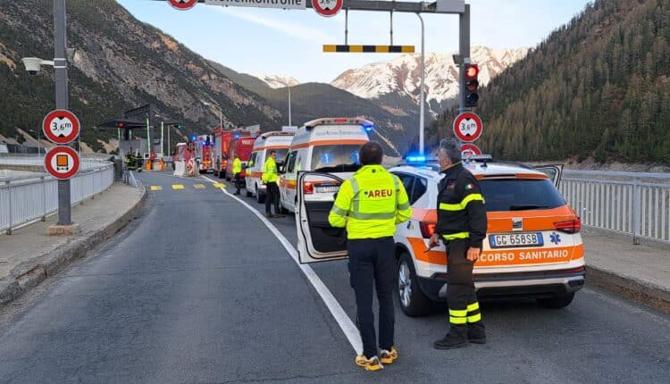 AREU e soccorritori svizzeri uniti per salvare vite in galleria: esercitazione cruciale nel tunnel Munt La Schera in vista delle Olimpiadi 2026.