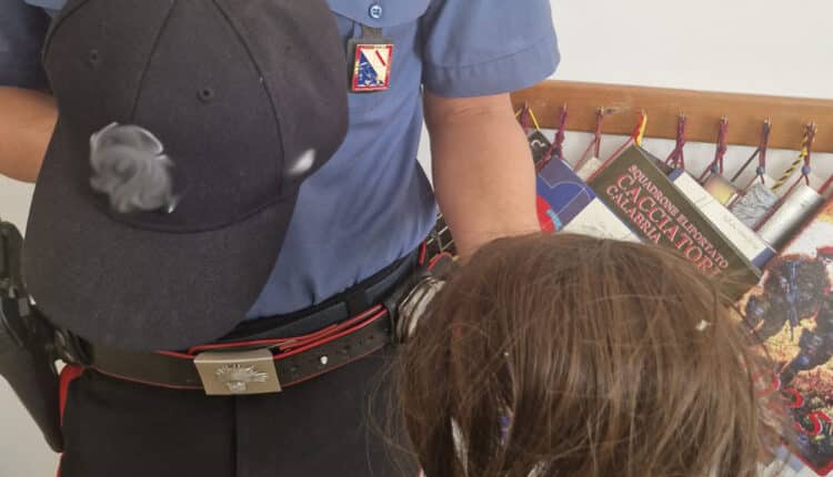 Aversa: Latitante arrestato all’ippodromo con parrucca e cappellino