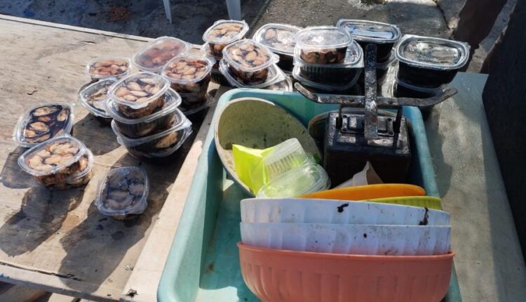 Cozze confezionate tra sporcizia e abusivismo: tre denunciati a Taranto