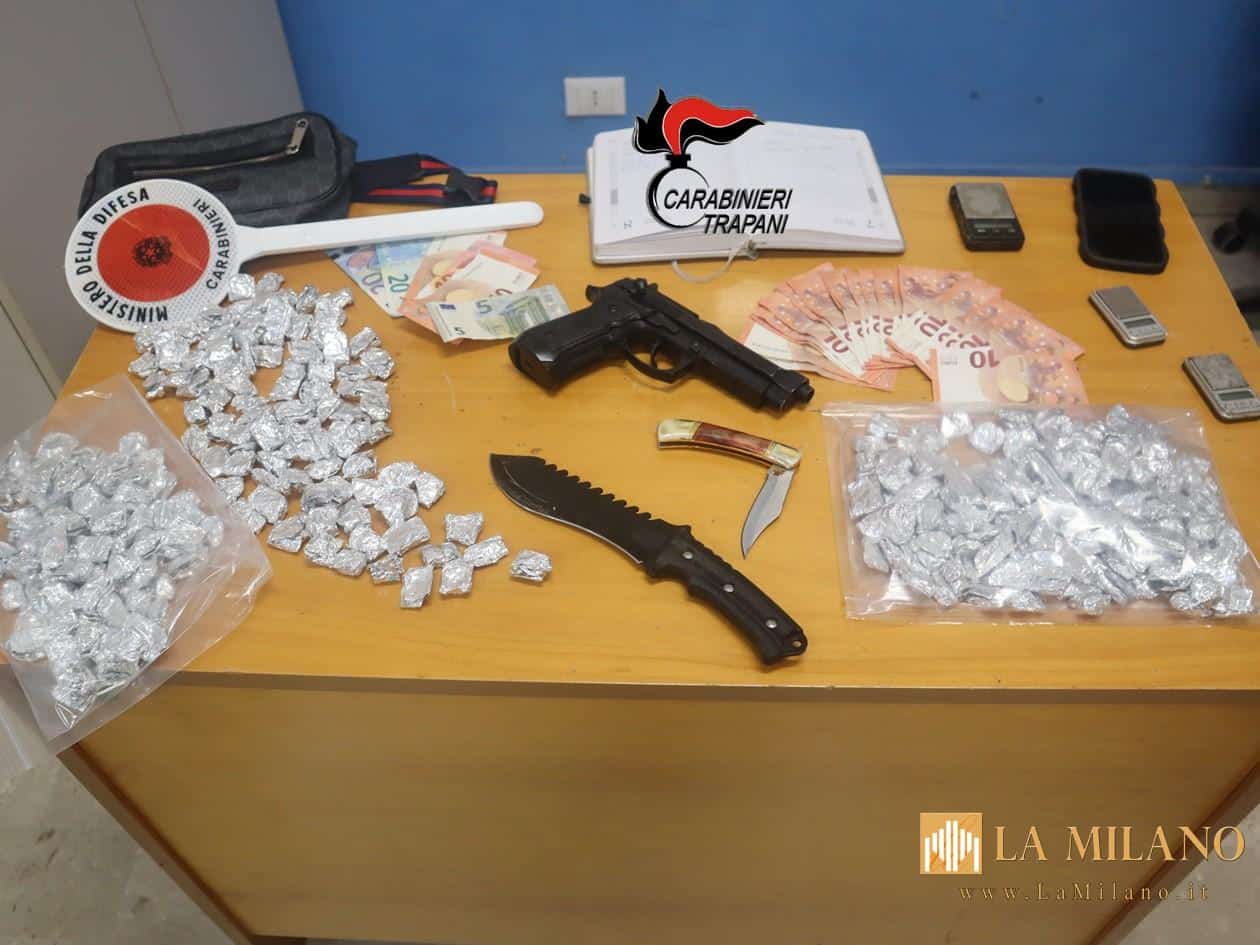 Hashish, contanti e una pistola illegale: arrestato un 22enne a Erice