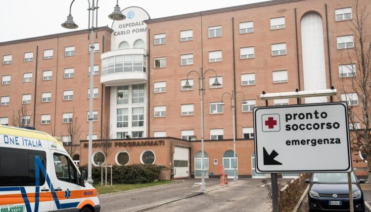 Mantova, dopo le cure al Pronto Soccorso colpisce infermieri a calci e pugni: condannato un 20enne