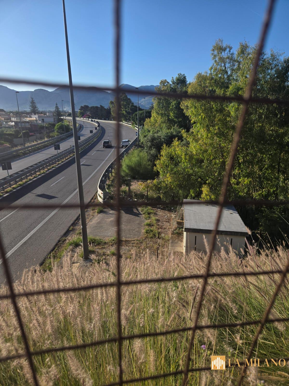 Dramma sventato sulla A29: Carabinieri salvano donna dal suicidio su un cavalcavia