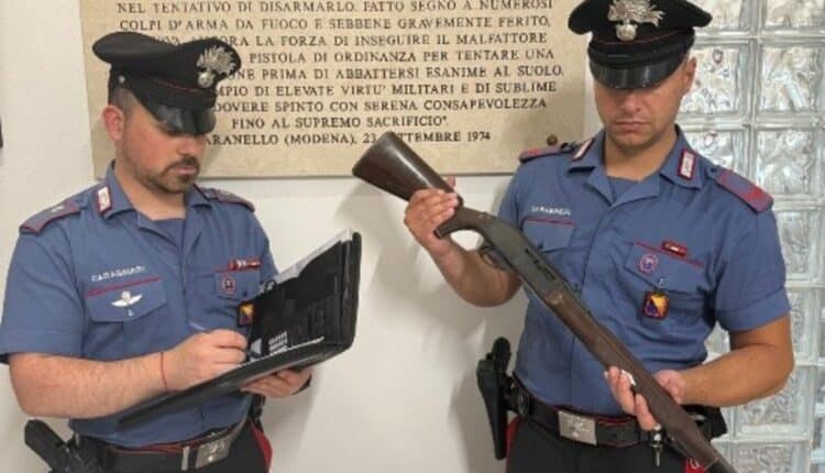 Marianopoli, minaccia minorenni con una carabina nascosta in auto: Arrestato dai Carabinieri