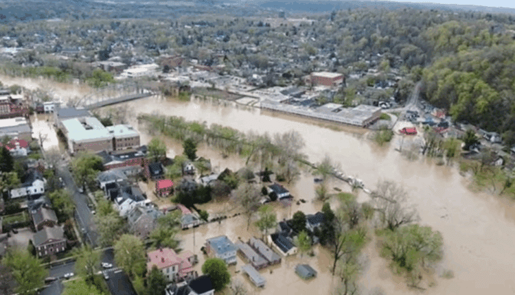 Fiumi in piena e città sommerse: il maltempo flagella gli Stati Uniti