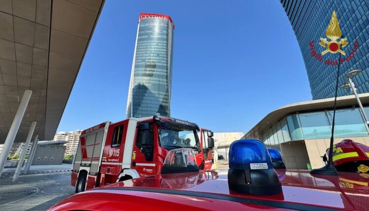 Milano, pericolo alla Torre Hadid: cedimento dell’insegna, area CityLife messa in sicurezza