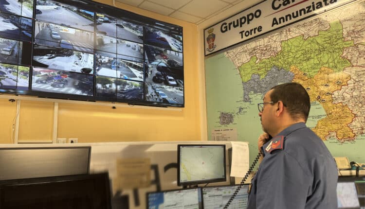 Ruba un’auto ma una cittadina lo segue al telefono con i Carabinieri: tre arresti a Pollena Trocchia