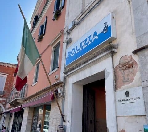 Urla, minacce e calci all’auto della Polizia: arrestato a Chioggia