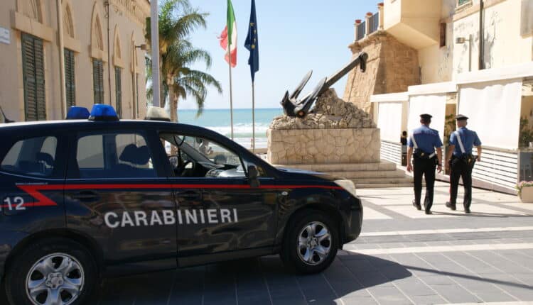 Tre giovani rapinati a Marina di Ragusa: arrestato 23enne in flagranza