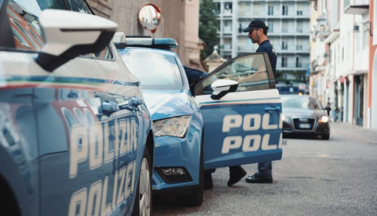 Intervento della Polizia al cinema: sequestrata pistola softair e coltello, indagini in corso