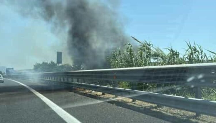 Villapiana, tenta di appiccare incendio vicino alla SS 106: fermato dalla Polizia Stradale