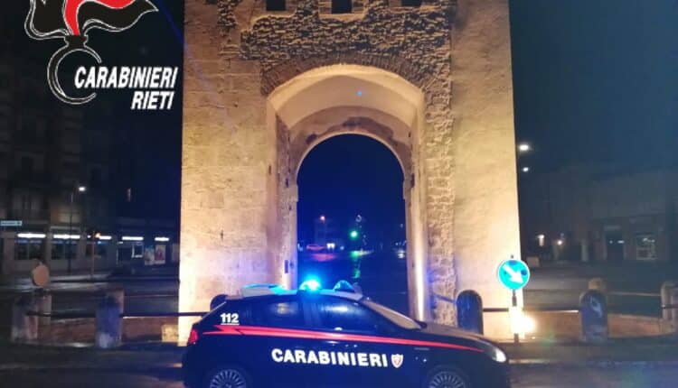 Minaccia passanti con un coltello nel centro di Rieti: denunciato 30enne