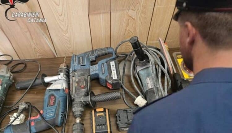 Catania, ruba attrezzi da lavoro in un B&B: 42enne sorpresa e bloccata dai Carabinieri