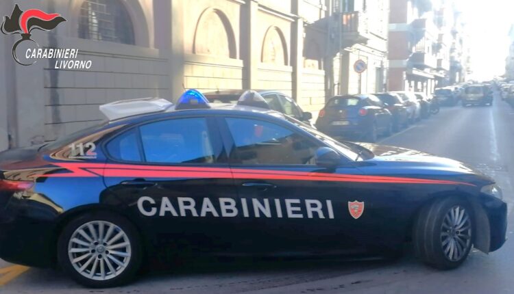 Piombino, tenta di rubare una giacca e aggredisce il titolare: Arrestato 44enne per rapina impropria